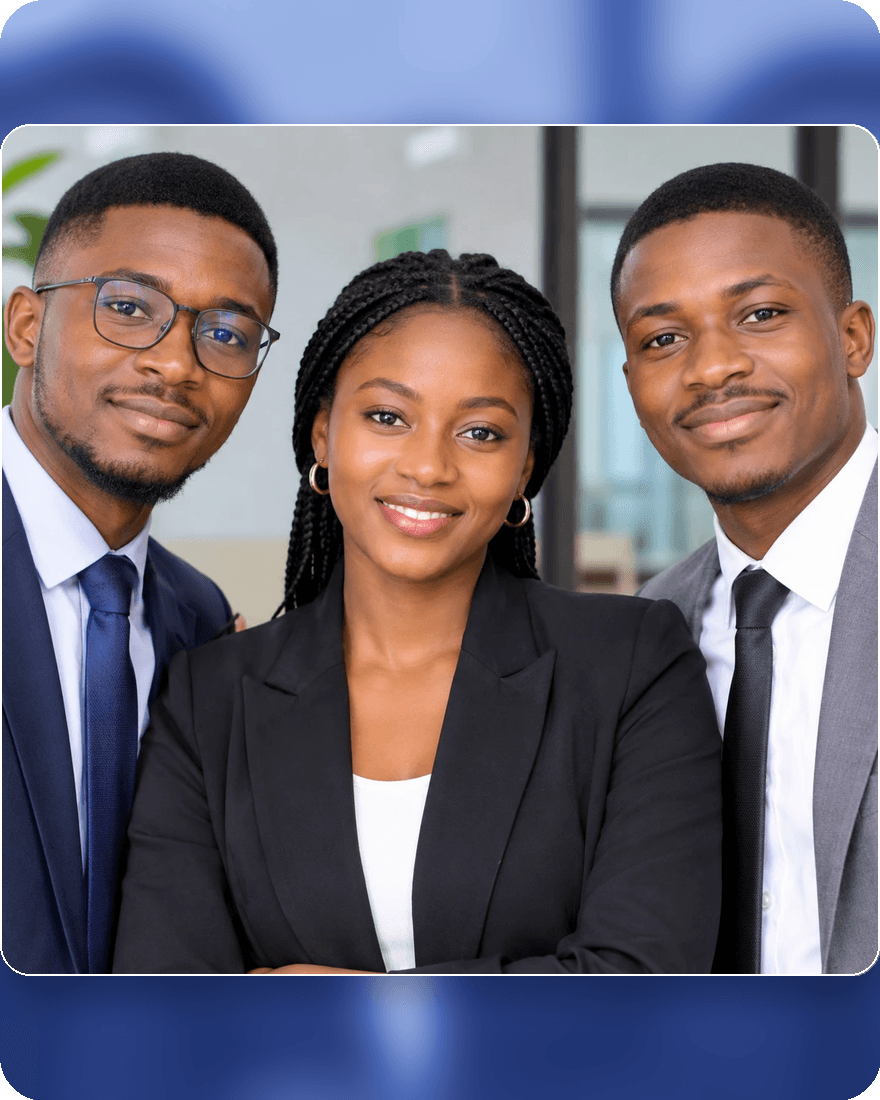 Trois jeunes professionnels souriants en tenue de travail